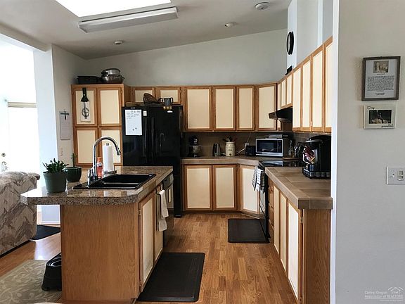5th image of 400 NE Mariposa Ave