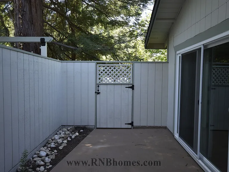 415 Sutton Pl — Photo 20