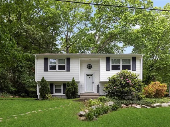 12 Bunny Trl, Scituate, RI 02831