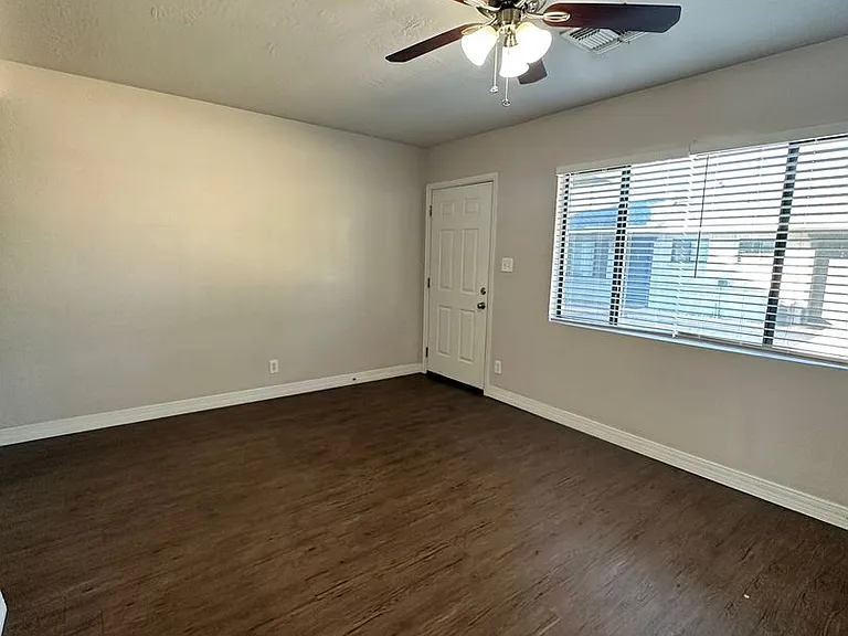 521 E Mariposa St — Photo 10