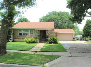 2562 S 89th St, West Allis, WI 53227