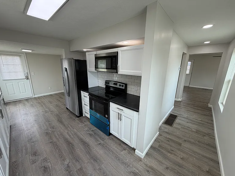 11673 Huntington Rd — Photo 6