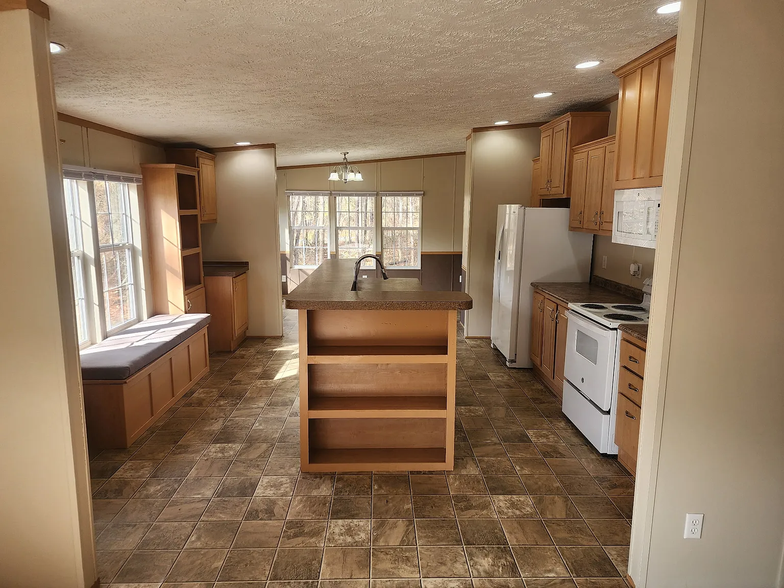 3 bed, 2160 sqft, $2,400 — Photo 4
