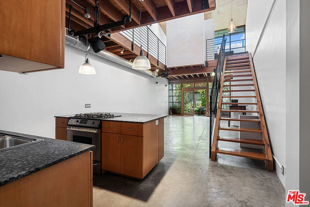 2 bed, 1.5 bath, 1624 sqft, $7,500 — Photo 1