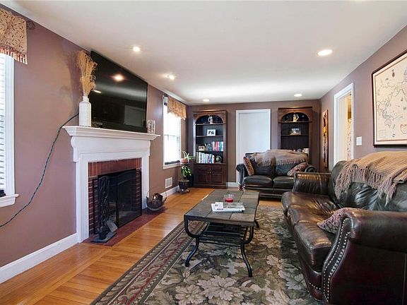 3rd image of 253 Fairfax Dr