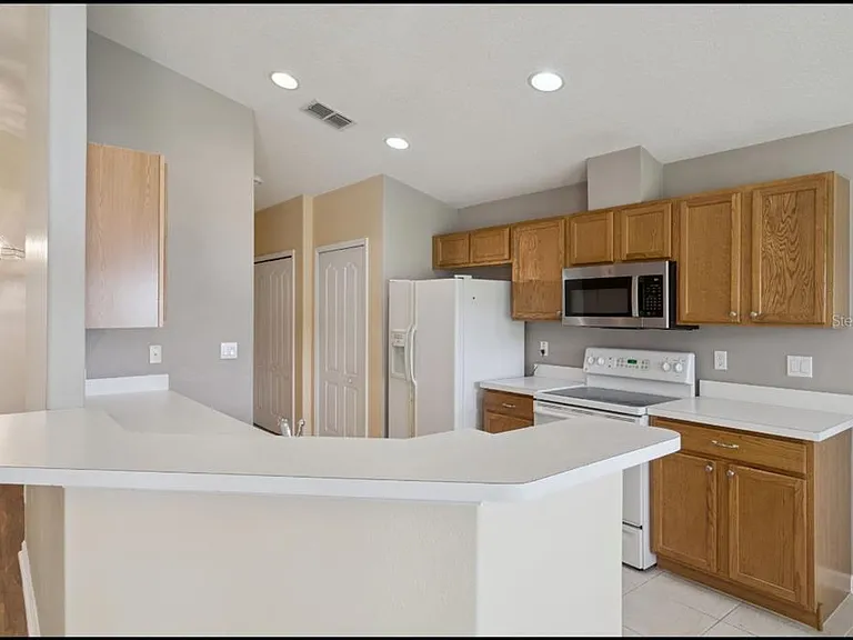 15723 Markham Dr — Photo 3