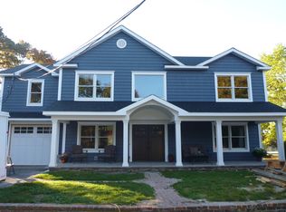 44 Twin River Dr, Oakdale, NY 11769
