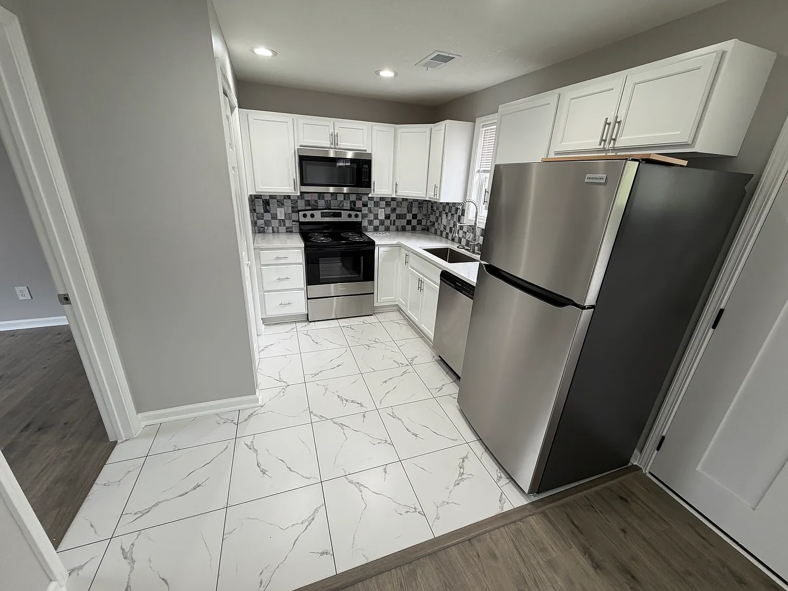 2 bed, 900 sqft, $1,600 — Photo 2