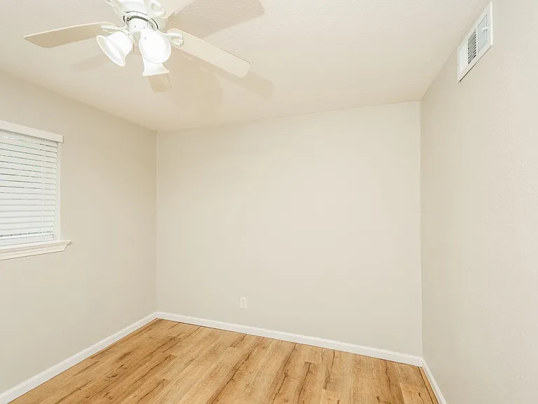 Reiger Park Apartments — Photo 21