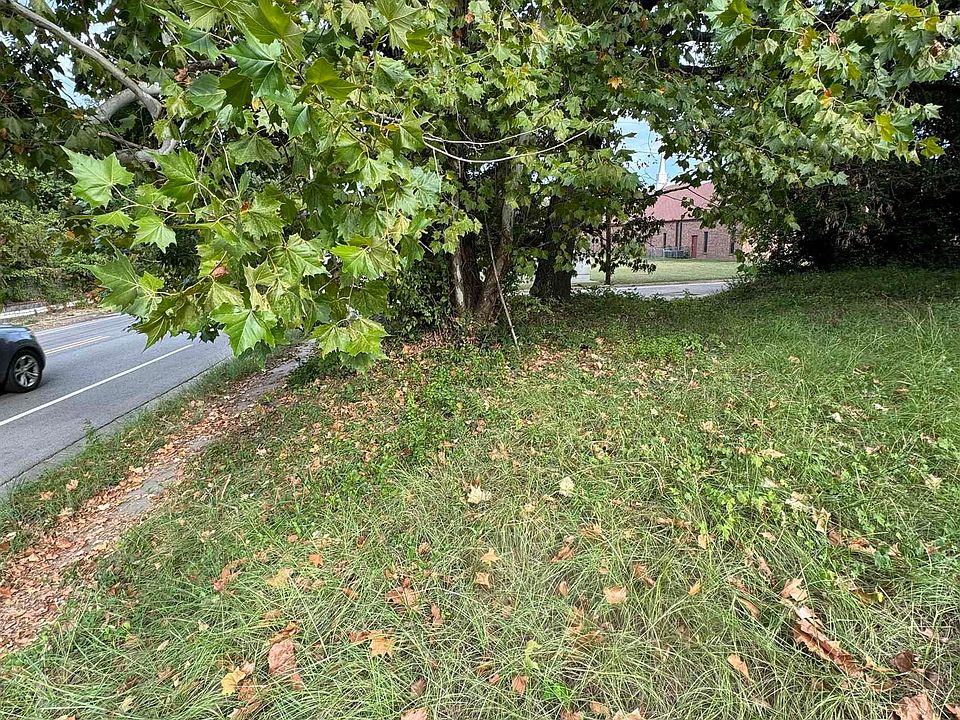 2nd image of 624 W Oakwood St