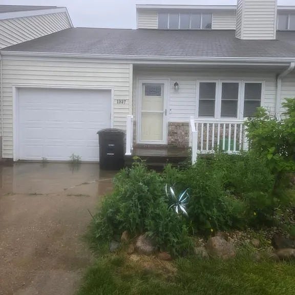 1327 E Monroe St — Photo 1
