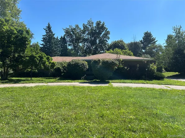 1661 Winthrop Rd, Bloomfield Hills, MI 48302
