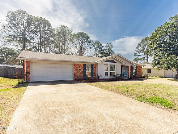 2nd image of 1419 Huntcliff Way