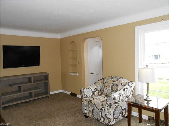 3rd image of 4575 W 226th St