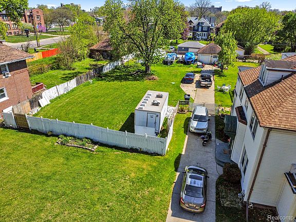 4th image of 2231 N La Salle Gdns
