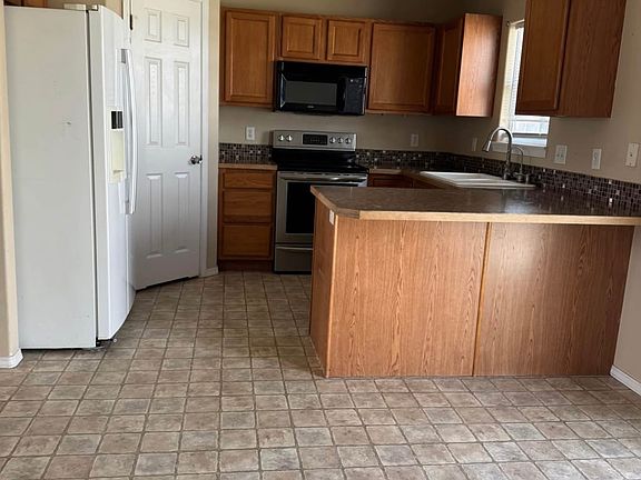 4th image of 1476 Sommer St