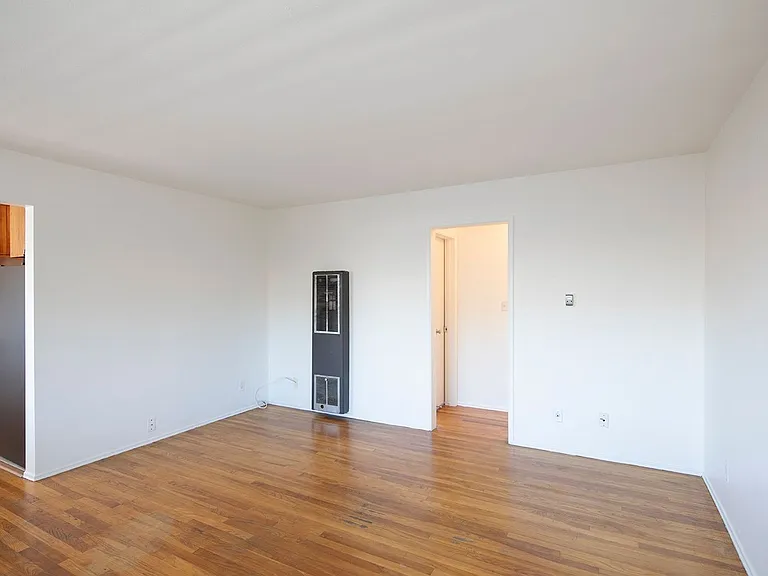 Talmadge Pacific Apartments — Photo 8
