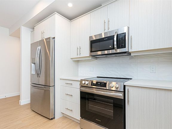 4th image of 918 Jenkins Ave #403
