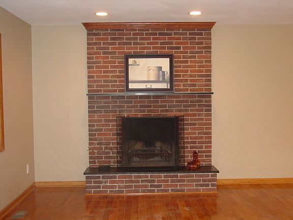 Fireplace w/canned lights