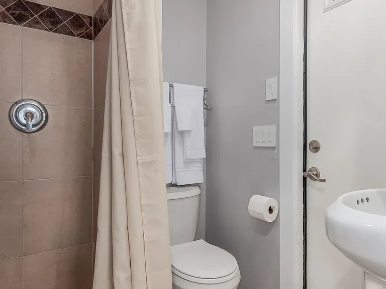 1921 E Indianola Ave — Photo 12