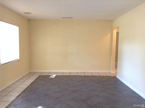 3rd image of 821 W Lowry Ln