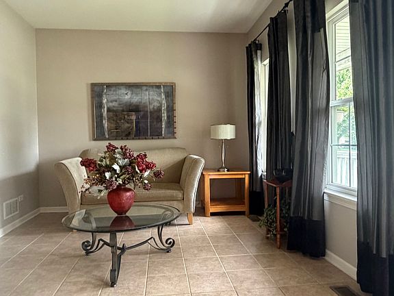 3rd image of 1802 Thornapple Way