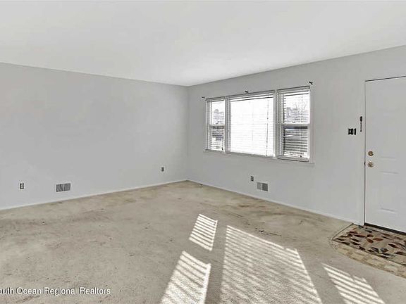 4th image of 253 Hamilton Dr
