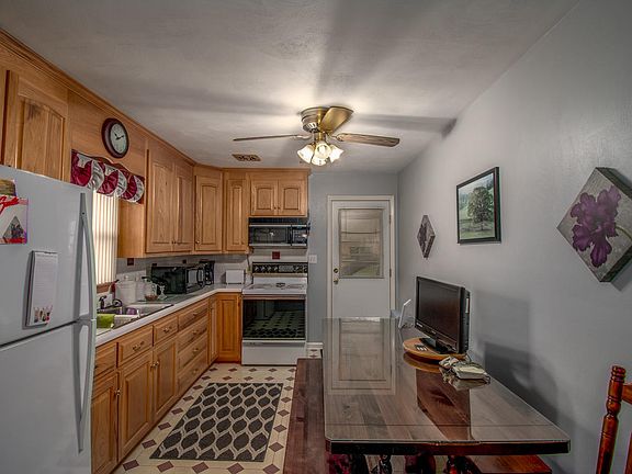 4th image of 2726 Jackson Dr