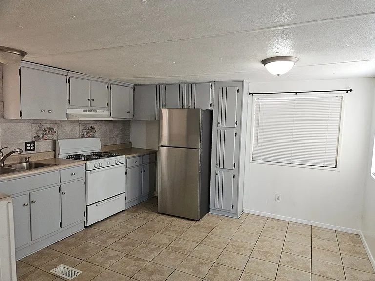 1900 Diamond Dr — Photo 4