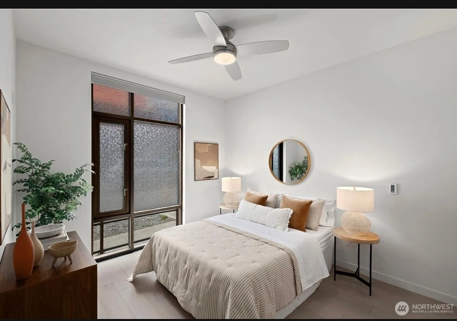 Spacious Ballard 1BR + Den with Rooftop & Walk-In Pantry — Photo 4