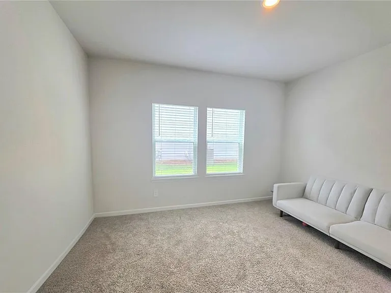327 Valley Oak Dr — Photo 3