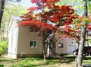 82 Nordham St, Waldwick, NJ 07463