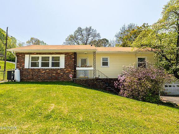 2nd image of 3808 Oakwood Ln