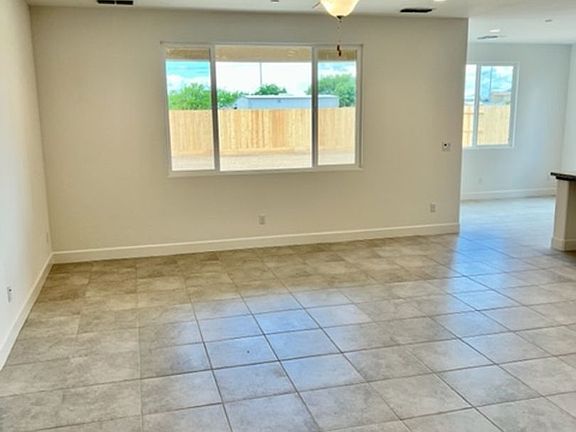 4th image of 2677 N Carriage Ave