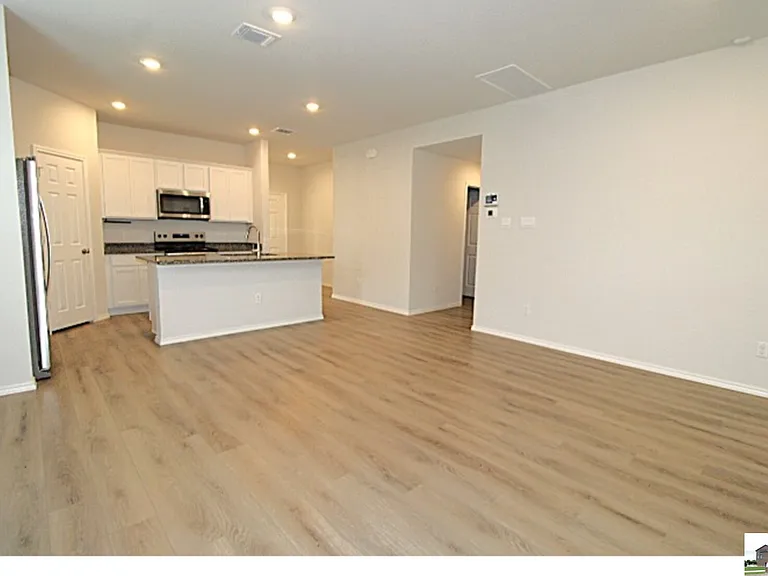 2466 Bee Creek Dr — Photo 6