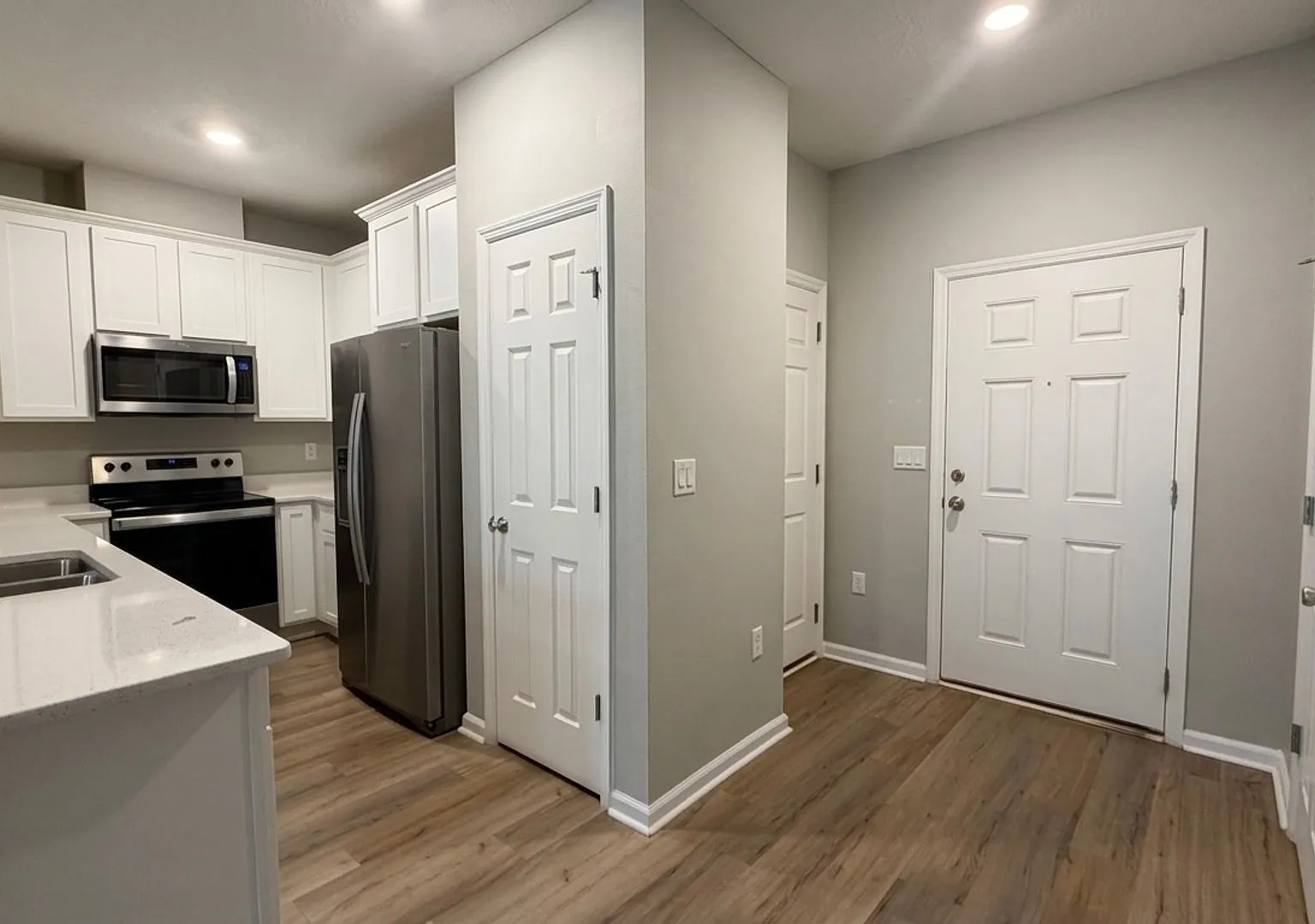 Orchard Park 3/2.5 Townhome Available Now || Convenient Location with Community Amenities — Photo 3