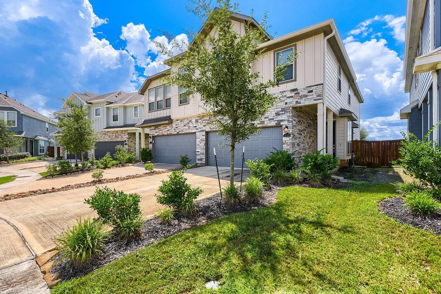 3 bed, 2.5 bath, 1912 sqft, $2,400 — Photo 1