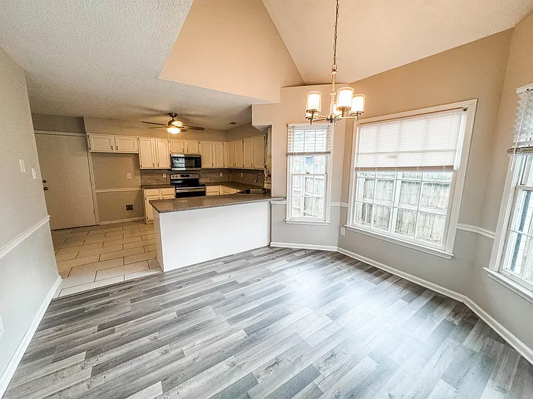 3945 Windyke Dr — Photo 4