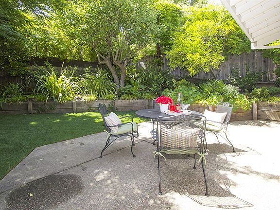 5th image of 25 Los Cerros Dr