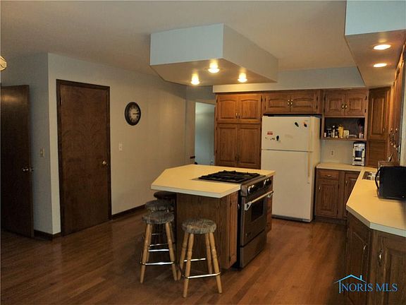 4th image of 1050 Bourgogne Ave