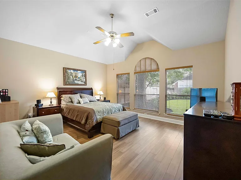 13611 Delacey Ln — Photo 11