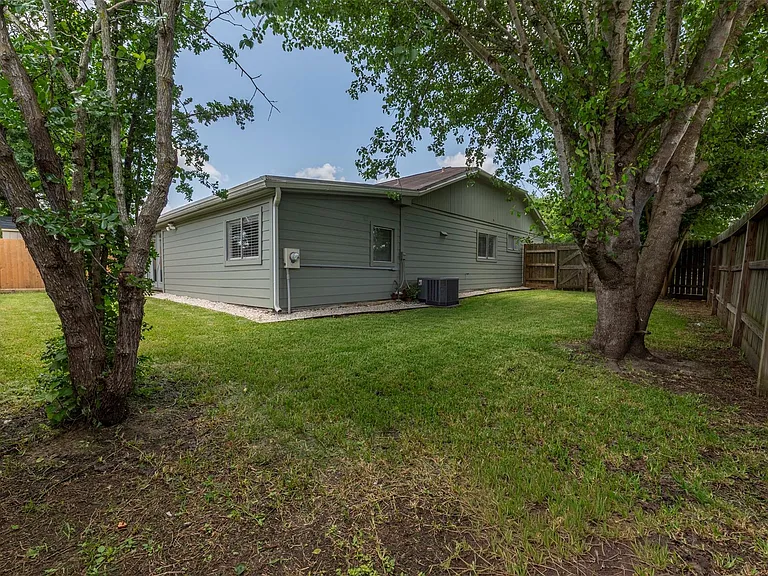 10703 Highland Woods Dr — Photo 32