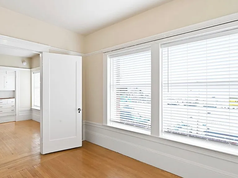 The Townsend Apartments, located at 1029 Oak Street, is a beautiful four-story, historic brick bu... — Photo 19