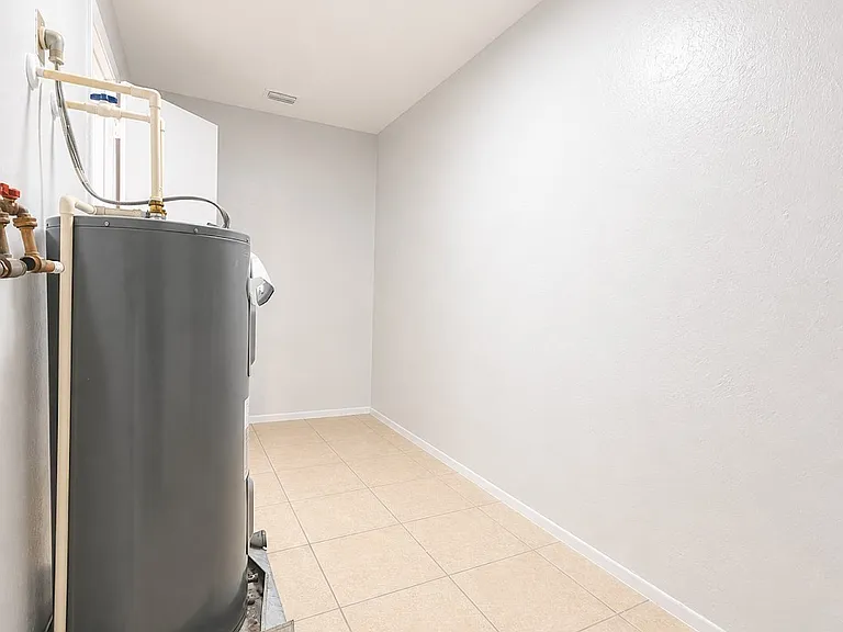 1572 Cypress Dr — Photo 16