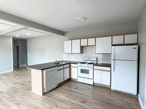 5th image of 1002 Beaconsfield Ave APT 2