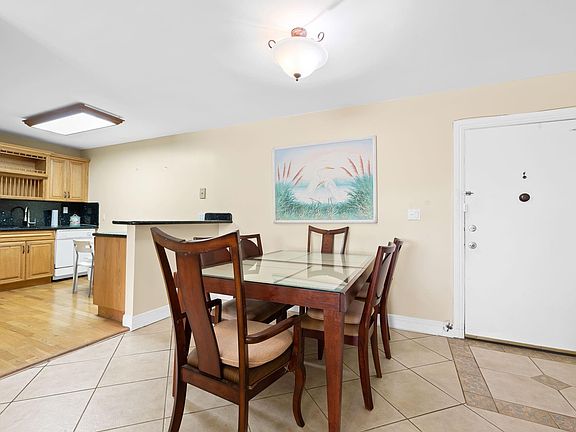 5th image of 111 Golden Isles Drive #B2