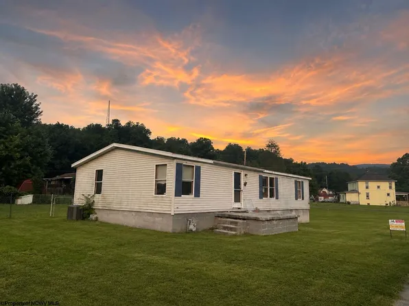 46 Wall St, Albright, WV 26519