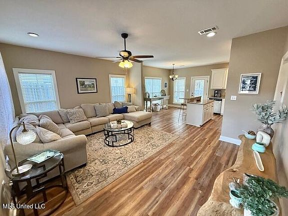 3rd image of 36 Trillium Blvd