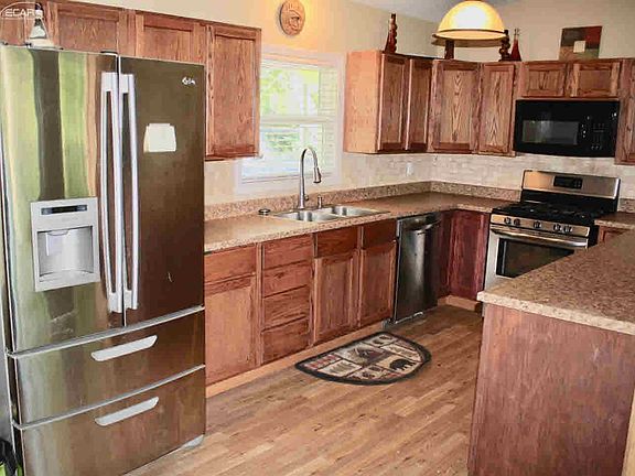 3rd image of 1076 Arrowhead Dr