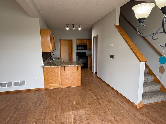 5th image of 604 Roundhouse St